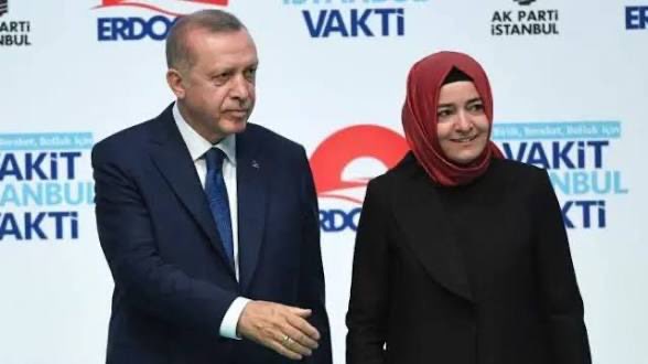 mustfsnmz's tweet photo. Fatma(gül) ün suçu ne? 
Alt tarafı 163 milyon tl sini dandik Özata hissesine yatırmış(tabii para onunsa) 2.2 milyar tl ye Tera fon bu dandik kâğıtları küçük yatırımcının parasıyla  almış, Fatma da malı götürmüş. 2 milyar Fatm ile Fon arasında paylaşıldı mı bilmiyoruz. 
Ama toplamda fon krizinde uçurulan para, tahminlere göre 35 milyar tl ye varıyor. 
35 in 2 si Fatma’ya ise kalanı kimler götürdü?
Kesin olan, bir grup hortumcu daha var: fon yöneticileri. Fonlar dandik hisse senetleri ile hızla şişirilip   800+ milyar TL büyüklüğe ulaştırıldığında, portföy yönetim şirketleri bu sanal büyüklük üzerinden devasa yıllık yönetim ücretleri tahsil ettiler. Milyarlarca liralık yönetim ve aracılık komisyonu doğrudan portföy şirketlerinin ve aracı kurumların kasasına kâr olarak aktarıldı. Bu ne tutar,  bilmiyoruz.
Ama hortumcu daha birçok Fatma var. 
Onlar da ortaya çıkacak. 
Yani henüz filmin fragman aşamasındayız. 
Yeni Fatmaları bekliyoruz .