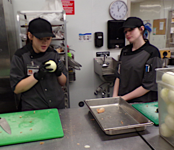 LifesKitchen's tweet photo. #Lifeskitchen trainees prepare meals. These are skills that last a lifetime! #WorkforceDevelopmentMonth #CareerReady #servingsecondchances https://t.co/HfWlIItOWQ https://t.co/iTkfZdbVv6