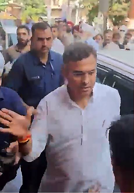 DuckKiBaat's tweet photo. Rajesh Sakariya slapped Delhi CM @gupta_rekha in August 2025 and is still in jail.

Parvesh Verma, a cabinet minister, slapped a #GenZ boy y'day. @DelhiPolice has refused to even register an FIR against him.

Same country. Same law. 
Two different outcomes. 😡

#AAP #Delhi #BJP https://t.co/ZIiy0xUsSp