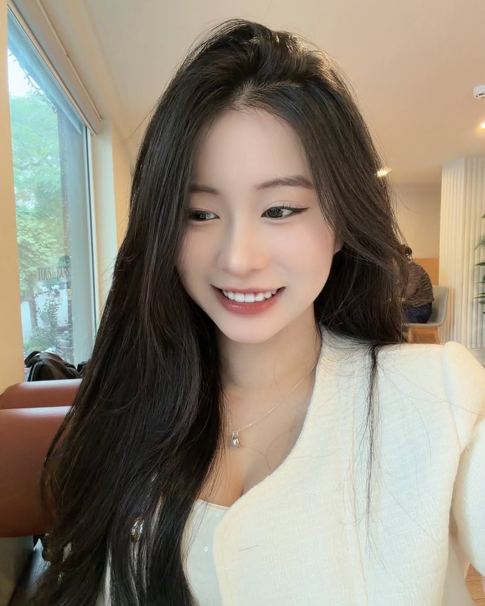 Mia_Linh01's tweet photo. Nụ cười này có đủ làm mấy anh rung rinh một chút không taaa? 

Em thì chỉ cười nhẹ thôi mà nghe đâu mẹ đang tính tuyển con rể rồi đó. Không biết ở đây có anh nào đủ tự tin nộp đơn ứng tuyển không nè?

Tiêu chí chắc cũng đơn giản thôi: chân thành, vui tính, biết quan tâm và quan trọng nhất là… chịu được em hay làm trò nhaaa 

Ai thấy mình phù hợp thì mạnh dạn giơ tay trước đi, để em còn báo mẹ 😂