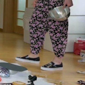 AnKono214's tweet photo. 근데 마틴은 왜 집에서 신발을 신고있어요?
저거 실내화인가요?? https://t.co/ma0bPqMJui