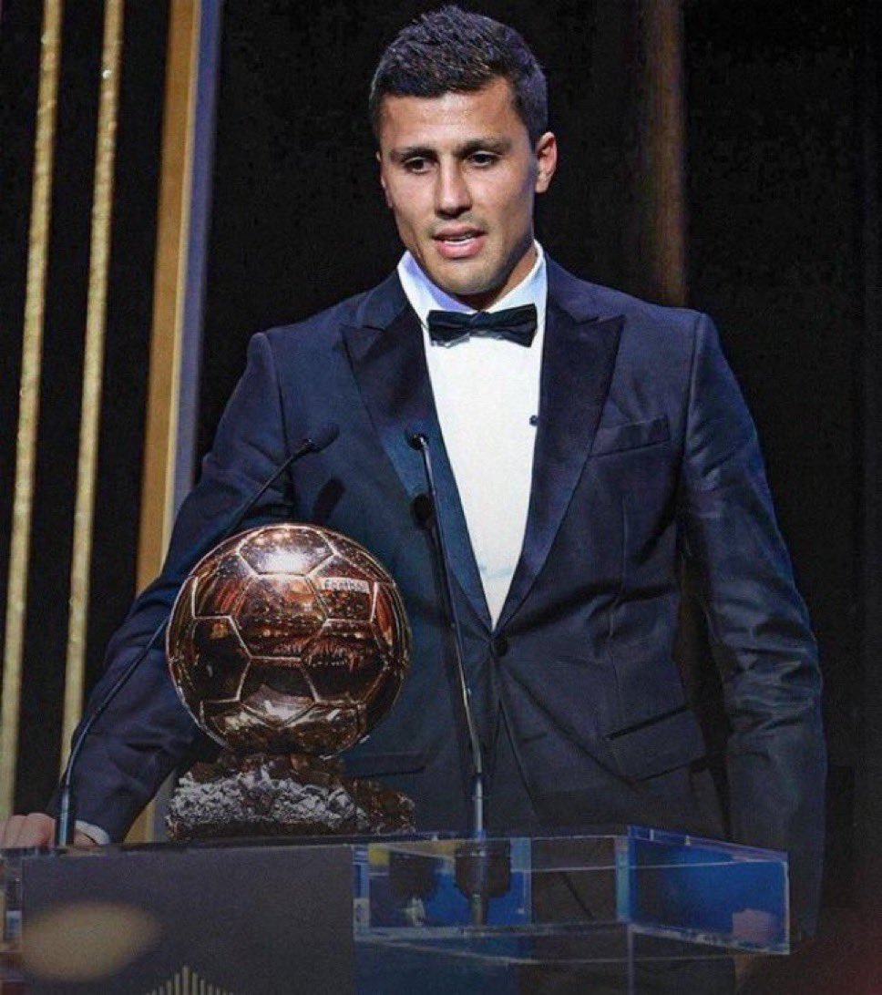 derocktoldme's tweet photo. 🚨𝗠𝗔𝗝𝗢𝗥 𝗕𝗥𝗘𝗔𝗞𝗜𝗡𝗚: It’s reported that Manchester City paid influencers and Ballon d’Or voters to vote for Rodri, after Vinícius Jr was supposed to be the winner.

Allegedly, City spent a huge extra sum on the campaign but reached a secret agreement so the official story stayed “Rodri won on merit,” and some accounts were paid to push that line.

A hacker who revealed their 115 charges claims they found it.