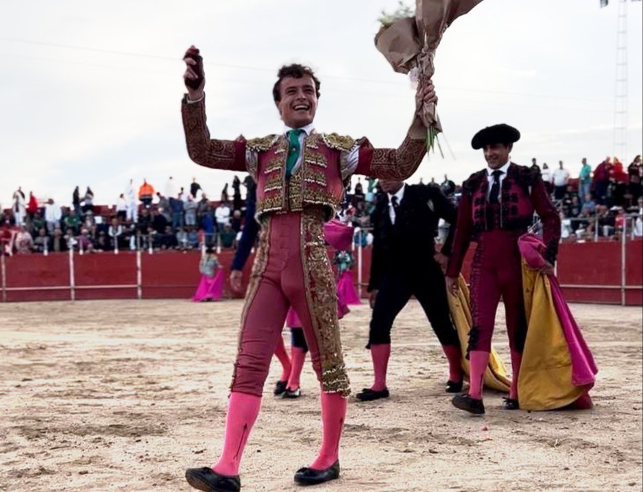 portaltaurino's tweet photo. Portillo de Toledo primera de Feria con erales de Mariano de León para Rafael  Fandila que sustituyó a Jordi Andreu, 3 avisos y silencio, y @JavierTBombita oreja y petición y vuelta tras fuerte petición https://t.co/D0dWE2ZBz2