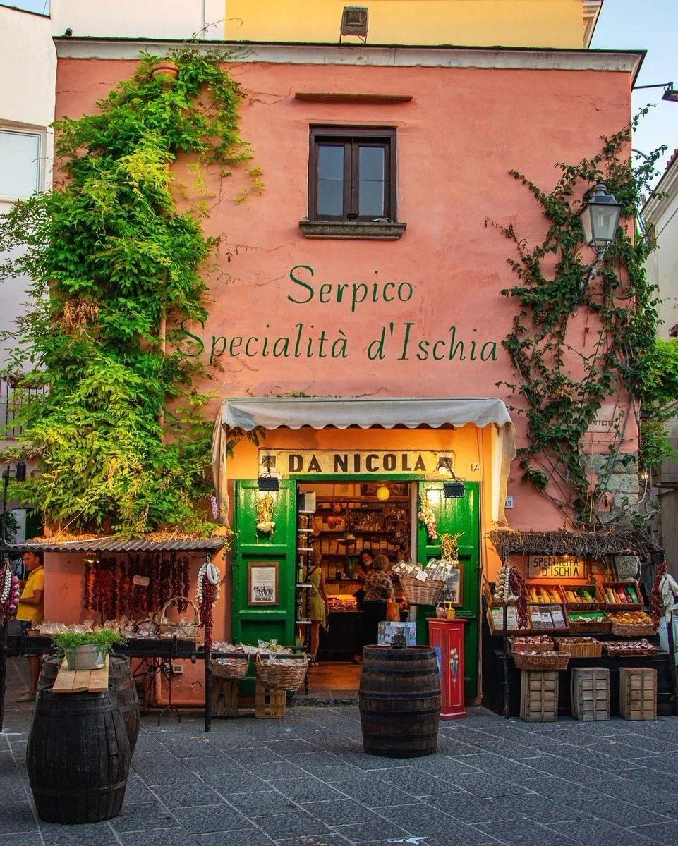 CaraNd9l's tweet photo. Caminando por las calles adoquinadas de Granada, el aroma de churros recién hechos mezclado con el sonido de la guitarra flamenca; cada rincón guarda un recuerdo que se queda en el corazón. https://t.co/z8hG1pJ8ga