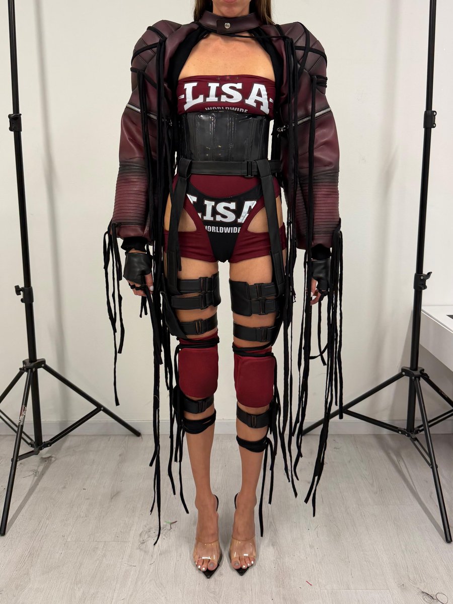 btf0327's tweet photo. LISA wearing custom Luis De Javier for VMAs, styled by  Georgia Pendlebury https://t.co/QAUJENkMi9