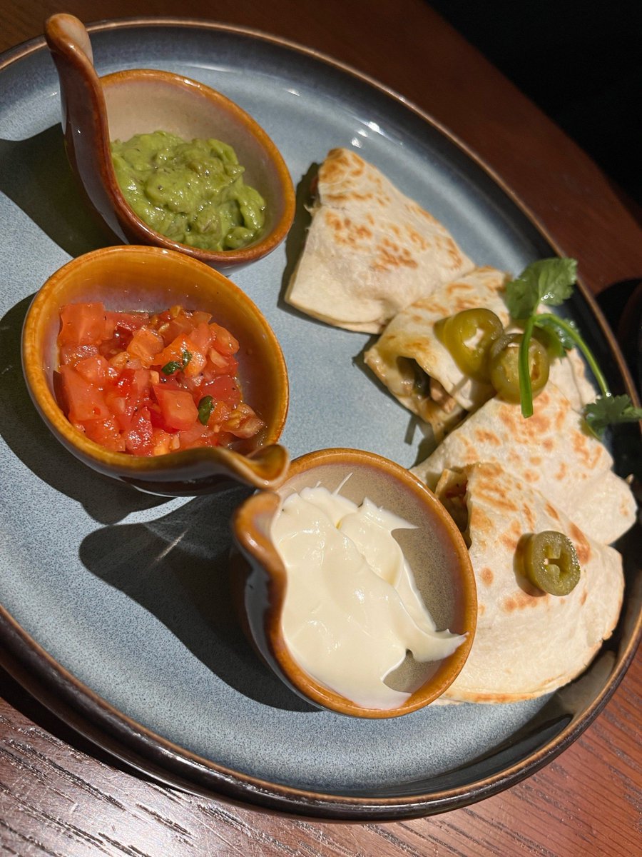 glendoraHocrhn's tweet photo. [Guau! Un brunch de arepas rellenas de queso fresco y aguacate, aromas que llenan la maana, la mejor forma de empezar el día!]， https://t.co/Z6JkDhv7IN