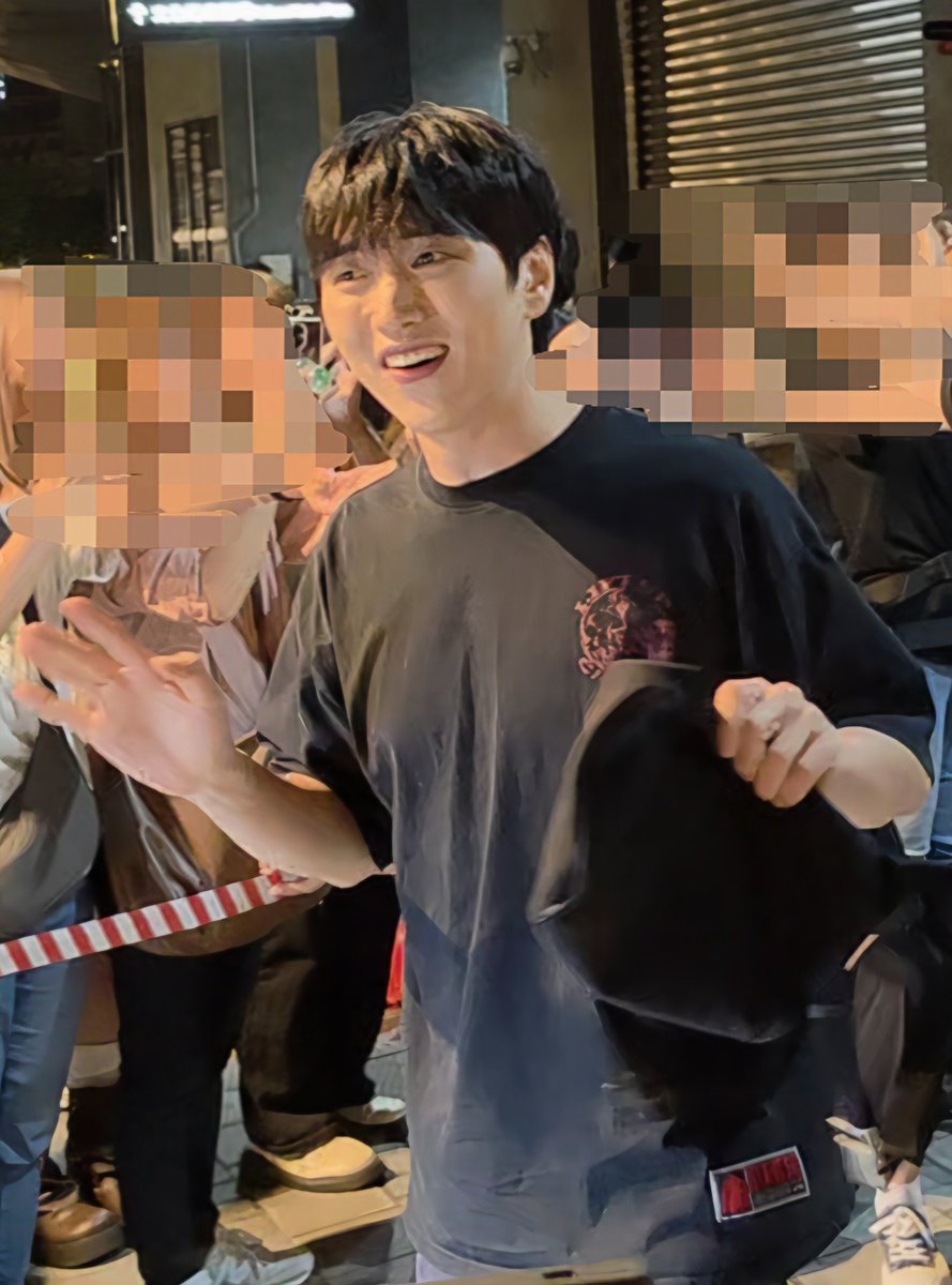 JinnyC_0921's tweet photo. 260928 #B1A4 대만팬콘 퇴근길

5시부터 사첵 20분, 본공연 140분, 하이파이브와 사진찍기 이벤트까지 마치고 10시가 넘어 퇴근하는 비포~ 고생많았어!💚
대만공연 정말정말 재밌었다아😍 https://t.co/jMcWpxcHfw