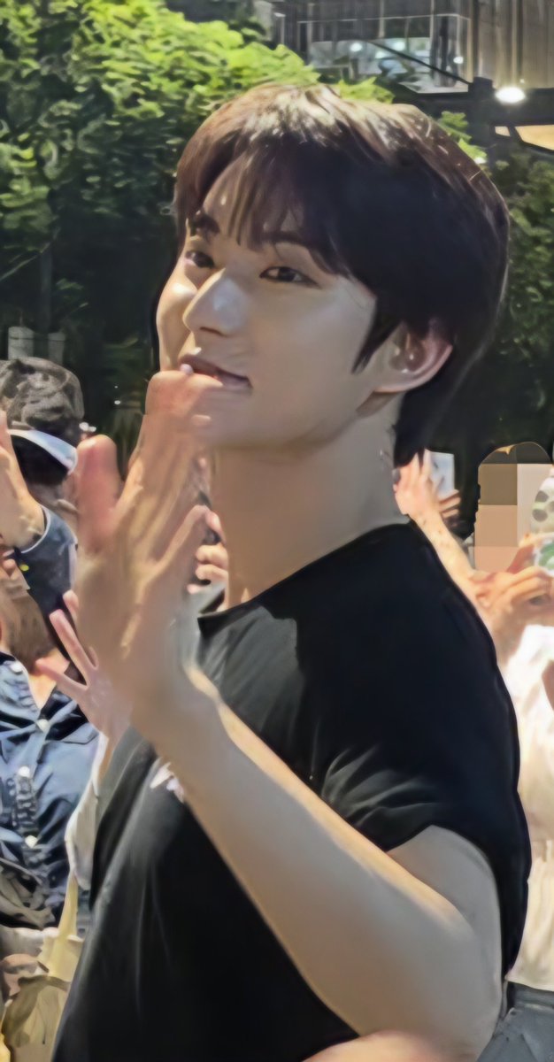 JinnyC_0921's tweet photo. 260928 #B1A4 대만팬콘 퇴근길

5시부터 사첵 20분, 본공연 140분, 하이파이브와 사진찍기 이벤트까지 마치고 10시가 넘어 퇴근하는 비포~ 고생많았어!💚
대만공연 정말정말 재밌었다아😍 https://t.co/jMcWpxcHfw