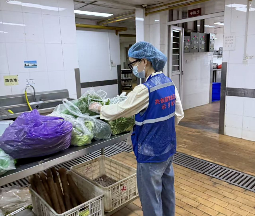 MandaCx0i6's tweet photo. Estuve este fin de semana como voluntario en el banco de alimentos local, ayudando a empaquetar alimentos para familias necesitadas. Un pequeo gesto que hace mucha diferencia.  #Voluntariado #Ayuda https://t.co/13IPgCyzMk