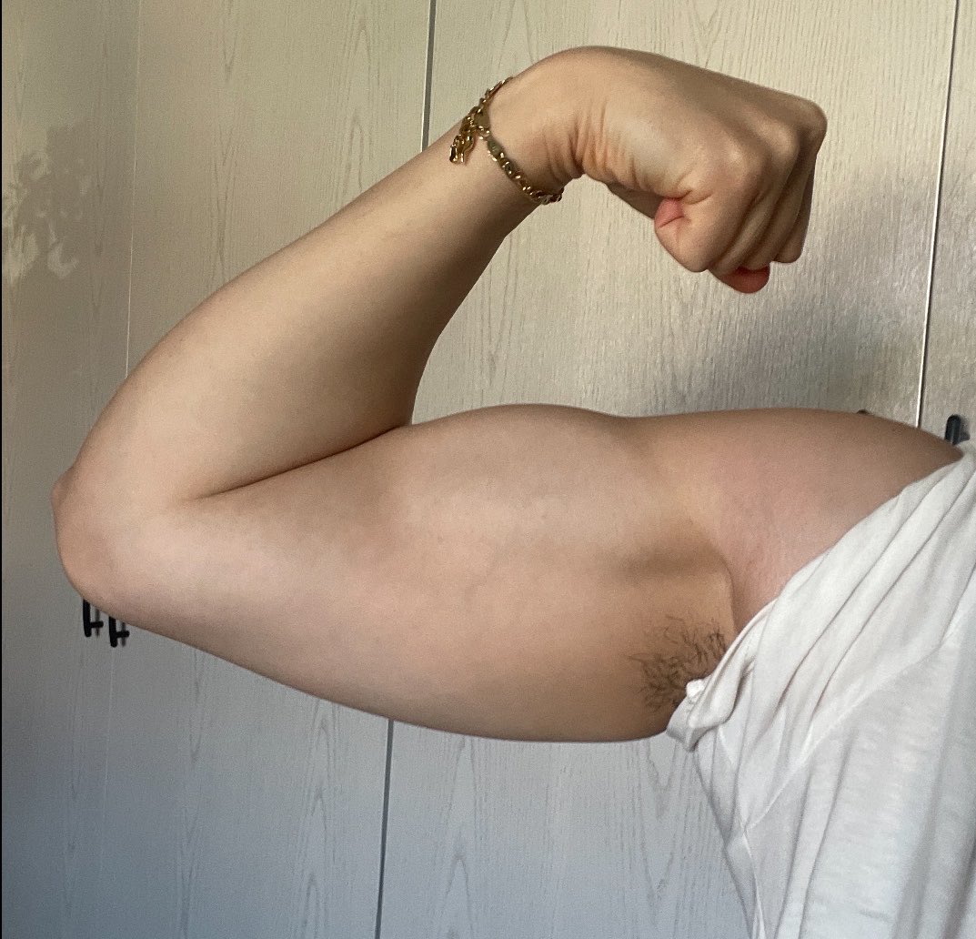 pandenVi99's tweet photo. To all lesbians and queer, you get spoiled today with another bicep post https://t.co/P1NfjlJeJB