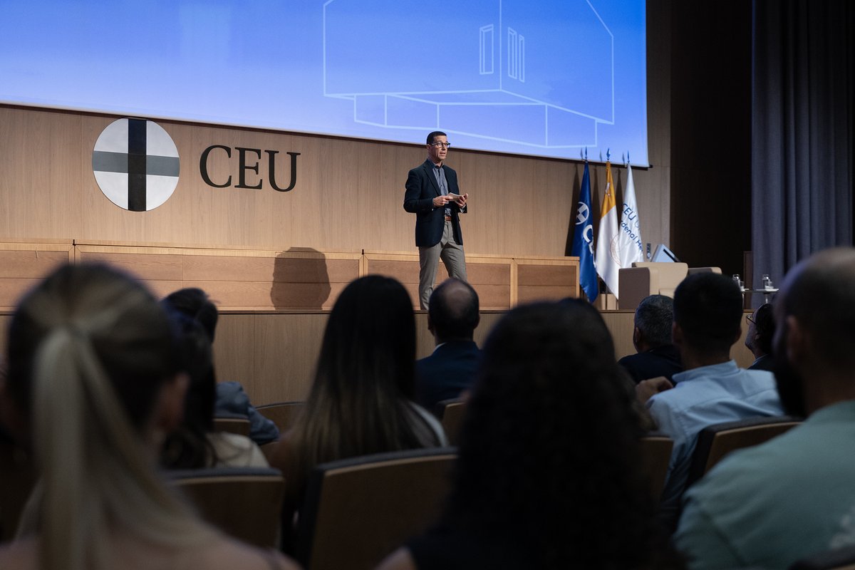 FAlvarezPedrosa's tweet photo. Hace unos días tuve la suerte -durante la inauguración del Plan de Excelencia 2026-27 de la @uchceu - de moderar y conducir la conversación con Toni Nadal, que compartió un motivador mensaje sobre esfuerzo, actitud y mejora continua. https://t.co/zR8BdUMDav