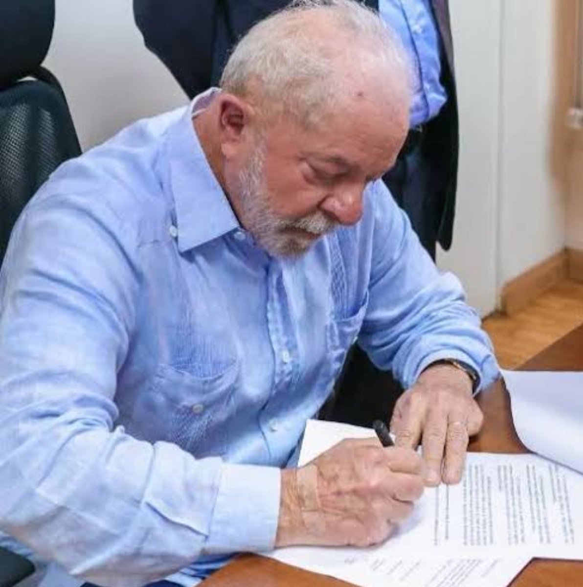 NP__Oficial's tweet photo. Por que eu voto no Lula mesmo sendo evangélico:

1⁰  Pra min, Lula não é um ídolo. O presidente Lula é um ser humano como todos nós

2⁰ Lula é o político cujos projetos sociais mais se assemelham com os ideais cristãos

3⁰ Lula nunca fingiu ser evangélico. Sempre declarou abertamente as suas crenças

4⁰ Lula nunca usou a bíblia sagrada para angariar votos. Ao contrário, sempre procurou separar a fé da política

5⁰ Lula foi o presidente que assinou a lei que dava liberdade religiosa às igrejas evangélicas e a todas as religiões do Brasil 

6⁰ Lula nunca perseguiu as igrejas evangélicas ou qualquer outra religião. Ao contrário, sempre incentivou a liberdade de culto e o respeito às diferenças

E vc, vota no Lula por quais motivos?