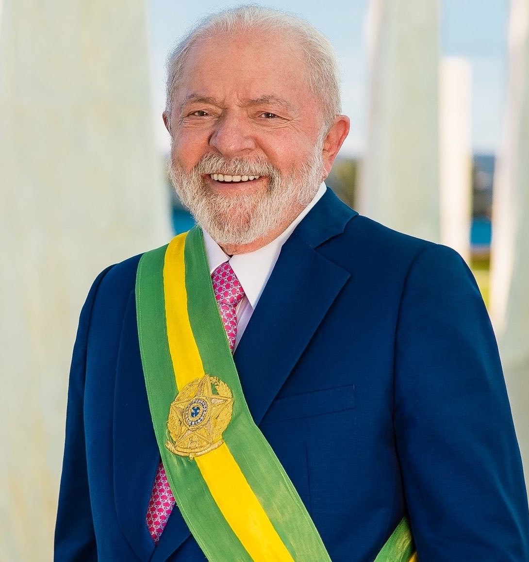 NP__Oficial's tweet photo. Por que eu voto no Lula mesmo sendo evangélico:

1⁰  Pra min, Lula não é um ídolo. O presidente Lula é um ser humano como todos nós

2⁰ Lula é o político cujos projetos sociais mais se assemelham com os ideais cristãos

3⁰ Lula nunca fingiu ser evangélico. Sempre declarou abertamente as suas crenças

4⁰ Lula nunca usou a bíblia sagrada para angariar votos. Ao contrário, sempre procurou separar a fé da política

5⁰ Lula foi o presidente que assinou a lei que dava liberdade religiosa às igrejas evangélicas e a todas as religiões do Brasil 

6⁰ Lula nunca perseguiu as igrejas evangélicas ou qualquer outra religião. Ao contrário, sempre incentivou a liberdade de culto e o respeito às diferenças

E vc, vota no Lula por quais motivos?