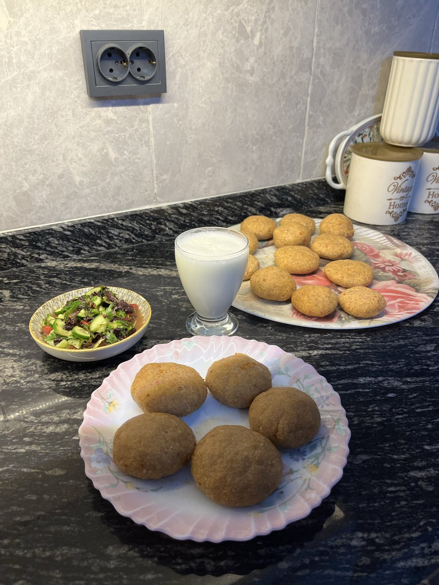mhtp0252's tweet photo. Bugün de hamaratlığımdan 🧑‍🍳nasibimizi aldık çok şükür günün menüsü Adana usulü içli köfte bol köpüklü ayran ve taze salata. 🍽️
 Emek sabır ve bolca lezzet... 😀☺️ https://t.co/TWiiq4CJ4x