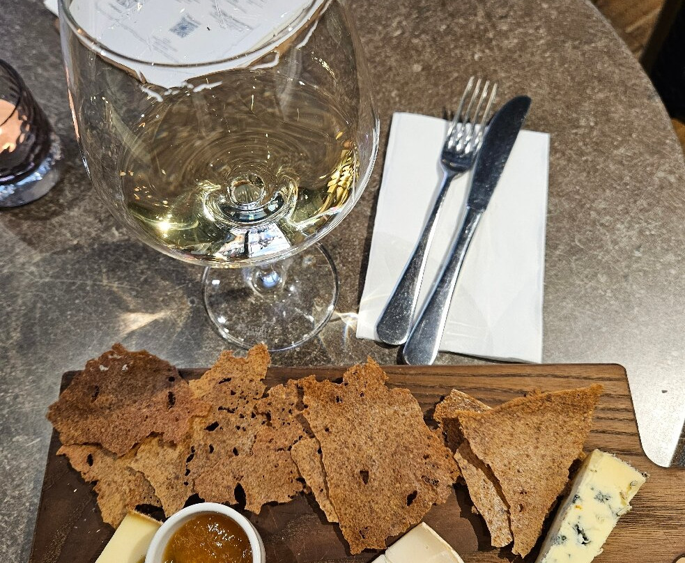 Miyokocron8m's tweet photo. Probando el queso manchego curado: textura cremosa, sabor intenso a hierbas y nuez, perfecto con vino tinto. Un clásico espaol imprescindible!， https://t.co/y41WL7J5zD