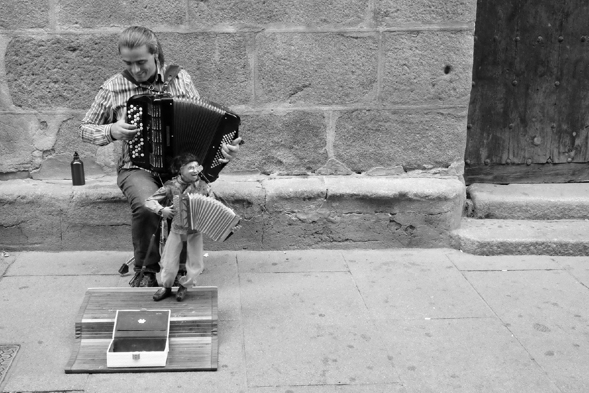 Neomanwfn's tweet photo. En los callejones de Sevilla, el olor de churros con chocolate caliente y el sonido de una guitarra espaola me envolvieron - un día de auténtica pasión andaluza https://t.co/qN5xL2w0Nk