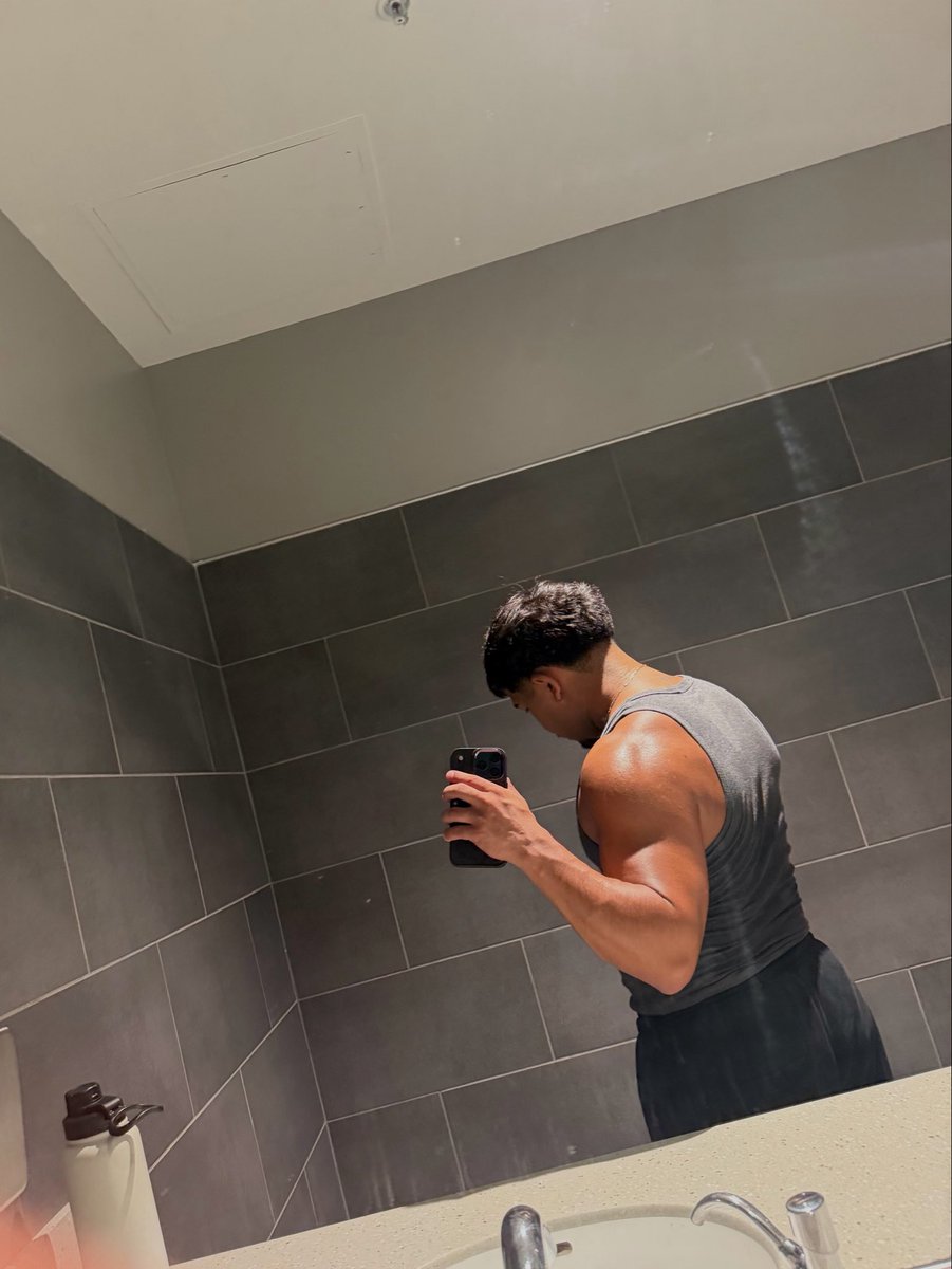 Alikeshead's tweet photo. A shoulder to lean on https://t.co/dbp5W671w5
