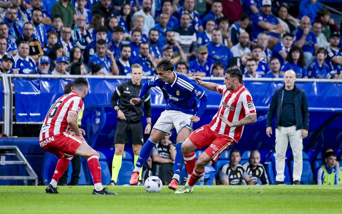 pablofg_21's tweet photo. El ballet de Mikel Goti en el derbi. Omnipresente sobre el terreno de juego, manejó los tiempos y estuvo en los dos goles del Real Oviedo.

Provoca la peinada que cazó Chris Ramos y deja un caño salvaje que originó el tanto de Enzo Pérez.

¡¡3!! pases fallados en todo el partido. https://t.co/27nIauTAwy