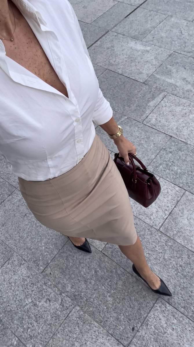 SofiBlackwell's tweet photo. They said I'd slow down after 50. I just bought higher heels 😏
#over50 #officestyle #agelessbeauty #bosslady #womenover50 https://t.co/4NRtCippxR