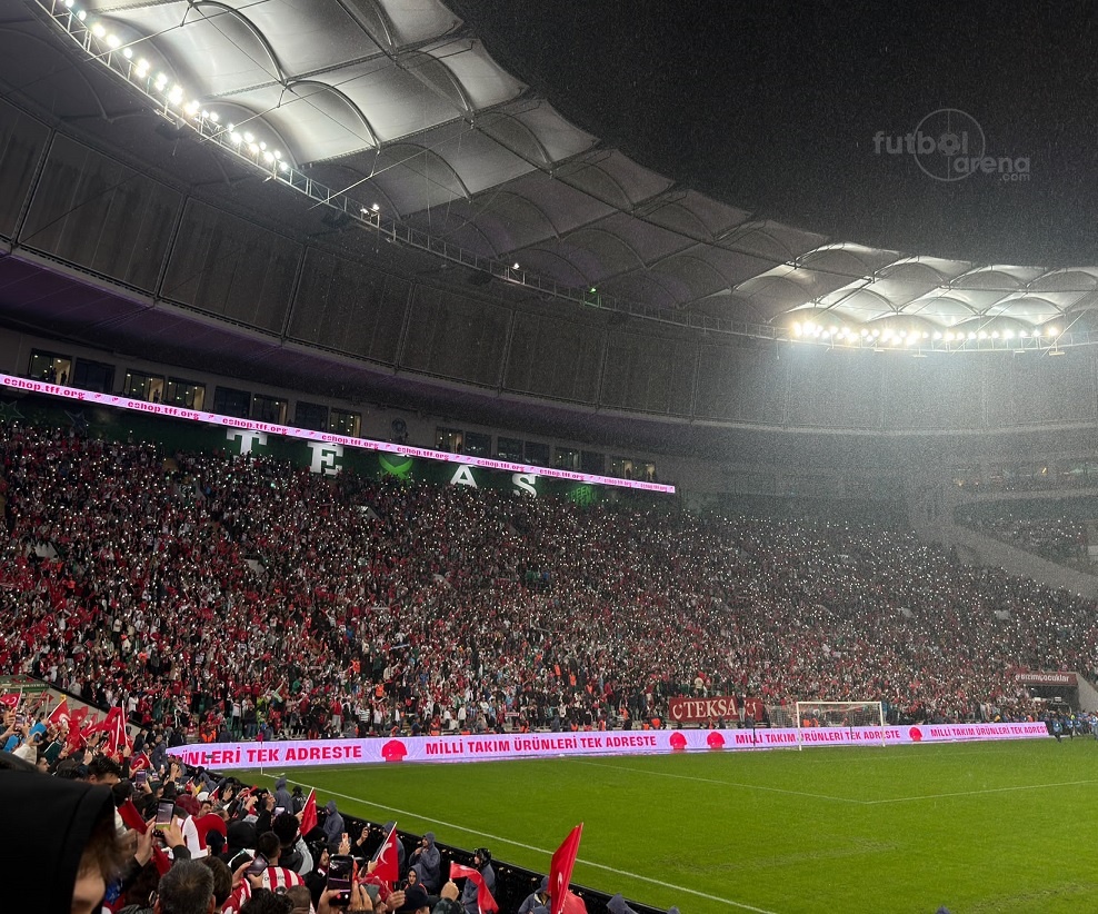 futbolarena's tweet photo. Milli maç öncesi Bursa'da atmosfer. 🇹🇷 https://t.co/suOtoYvpXn