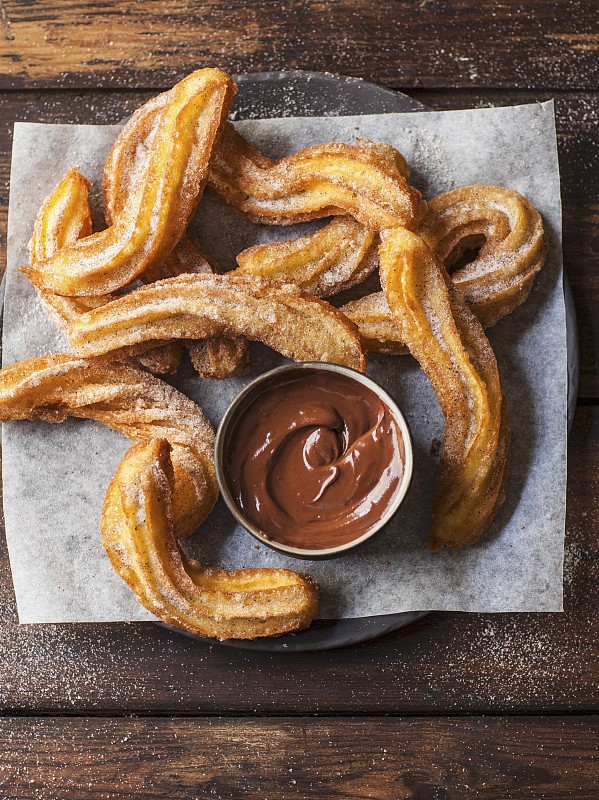 Chermcguircfpv's tweet photo. Churros crujientes recién fritos, acompaados de salsa de chocolate espesa un manjar caliente para el paseo!， https://t.co/wtelExppfR