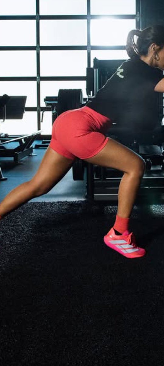 Gallina901's tweet photo. Cómo entrena la milf Antonella 
#antonellaroccuzzo #culo #sexy #morocha https://t.co/QpoTg9YOd4