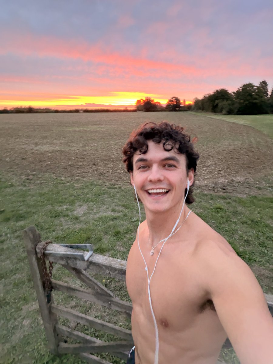 LeoInvests's tweet photo. money during AM session

sunset run to end off the day

what a life man https://t.co/x7p3l5lZEc