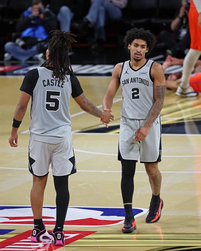 TrashTalk_fr's tweet photo. “Ils avaient des ego surdimensionnés dans ce vestiaire… c’est pour ça qu’on est aussi bons ici. On a 8 joueurs qui, s’ils avaient tous un gros ego, ne pourraient pas jouer ensemble. »

Stephon Castle et Dylan Harper sur le Thunder 2012 qui a été brisé au final. https://t.co/NP6MolHBFS