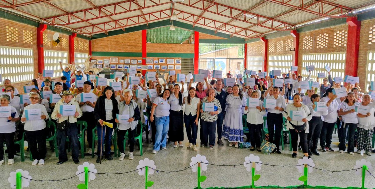 MujerGeneroCund's tweet photo. 🎓💚 ¡En #Anolaima celebramos el poder de aprender, compartir y cuidar!
Más de 100 mujeres se graduaron como Formadoras de Formadores del Sistema Departamental del Cuidado, fortaleciendo sus conocimientos y capacidades para promover el autocuidado y el cuidado colectivo. https://t.co/ZSzdKyc6mP