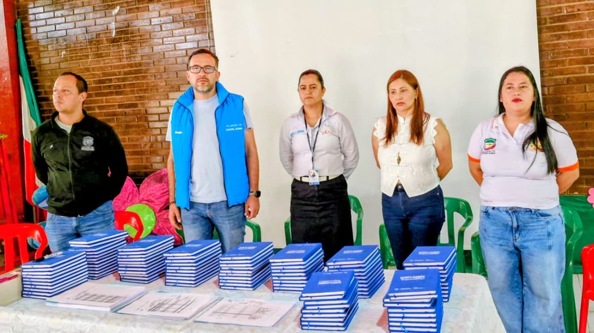 MujerGeneroCund's tweet photo. 🎓💚 ¡En #Anolaima celebramos el poder de aprender, compartir y cuidar!
Más de 100 mujeres se graduaron como Formadoras de Formadores del Sistema Departamental del Cuidado, fortaleciendo sus conocimientos y capacidades para promover el autocuidado y el cuidado colectivo. https://t.co/ZSzdKyc6mP