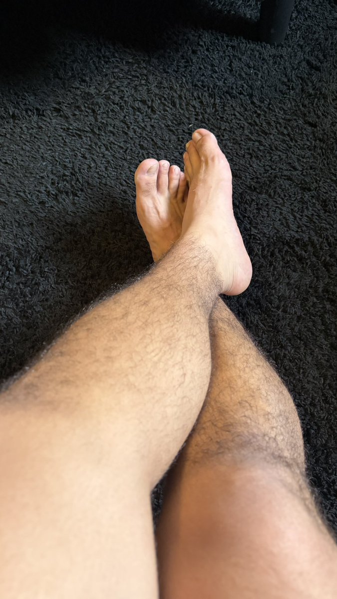 Axelsolez222's tweet photo. Sniff them bro. Just got back from the gym. 

#malefeet #malefeetfetish #malefootfetish #gayfeet #gayfootfetish #manfeet #menfeet #sneakers #nsfwtwtًً #malefindom #gayfindom #cashmaster #paypig #finsub #findom #humanatm #financialdomination https://t.co/HFWz1FkK0i