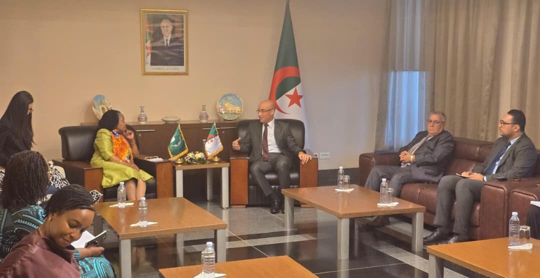 Algeria_MFA's tweet photo. استقبل كاتب الدولة لدى وزير الشؤون الخارجية، المكلف بالجالية الوطنية بالخارج، السيد @SECCNE_Chaib وفدًا عن شبكة النساء الإفريقيات للوقاية من النزاعات والوساطة (FemWise-Africa)، التابعة لفريق حكماء الاتحاد الإفريقي، برئاسة رئيستَي الشبكة، السيدة ديي با والسيدة إيفي لومبو أوور. https://t.co/IBzYM2FiJi
