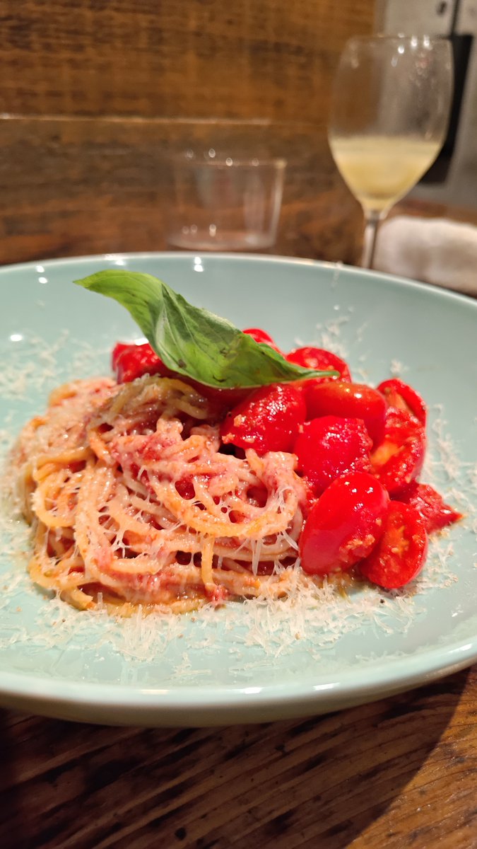 mokimoki530's tweet photo. KNOCK CUCINA BUONA ITALIANA 恵比寿店
先週のお仕事帰りにお夕飯で立ち寄り
パスタが主役でどの皿もシェア前提のボリューム
店員さん達で美味しそう楽しそうなメニューを考えているそうで、どのお料理も写真や動画映えするものばかり
接客もフレンドリーさと丁寧さを感じられて笑顔😋✨ https://t.co/3MuTbwBdJH
