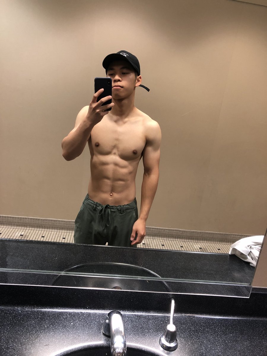 Ansonliu99's tweet photo. 8年前，我18岁。

那时候别人还在研究怎么练成大肌霸。

我已经提前看到了未来：

薄肌。 https://t.co/AJKDsDJBev
