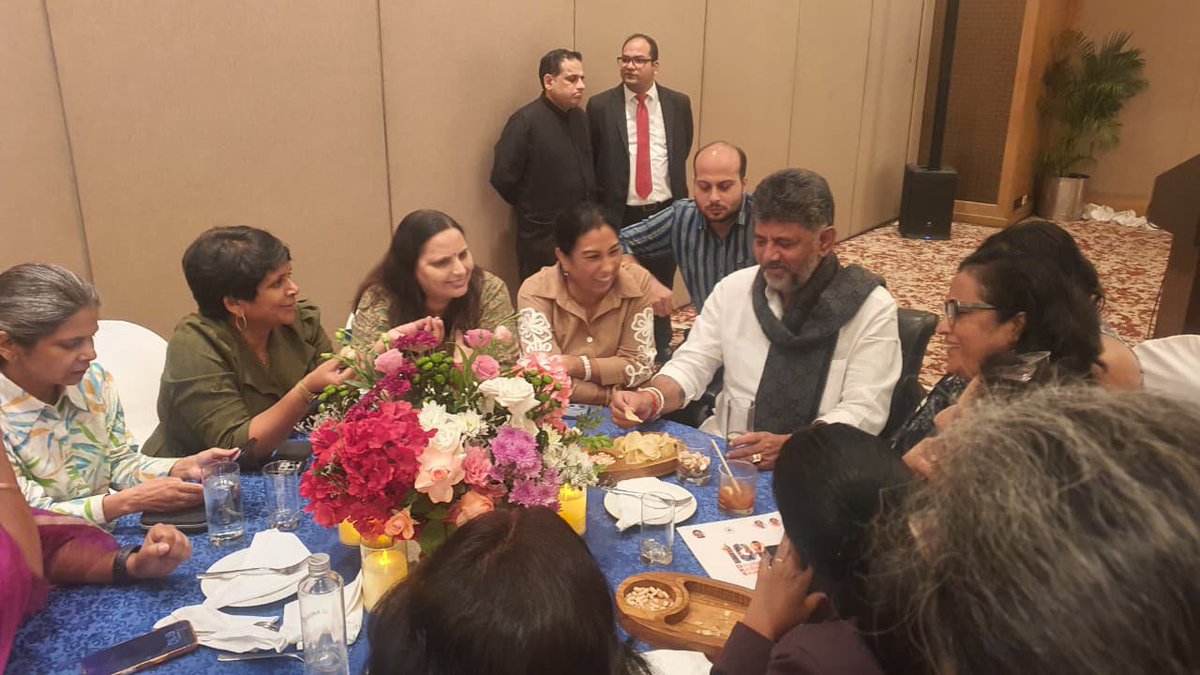 KalaSri83's tweet photo. Karnataka CM...DK shiv kumar...chit chat... Delhi...

He gave interesting answers to questions A.P. &amp; south political... https://t.co/FrgbL52cNk