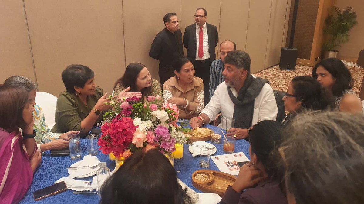KalaSri83's tweet photo. Karnataka CM...DK shiv kumar...chit chat... Delhi...

He gave interesting answers to questions A.P. &amp; south political... https://t.co/FrgbL52cNk