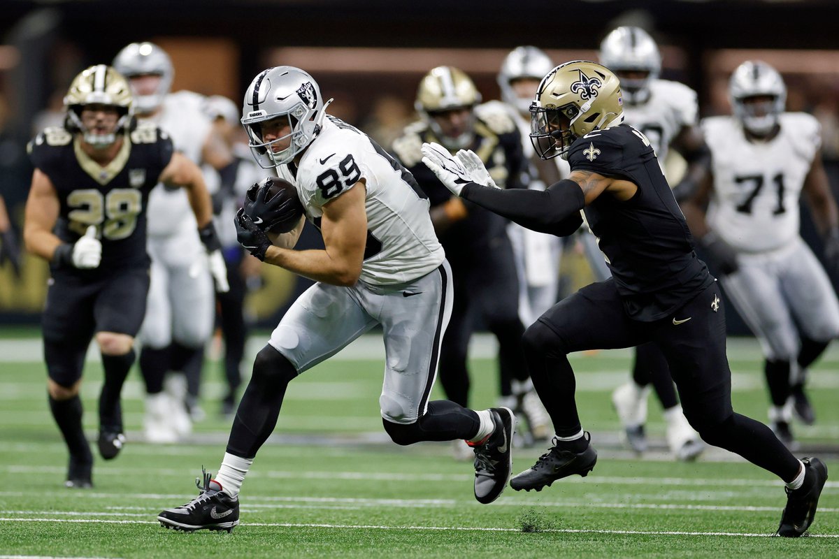 PFF's tweet photo. Brock Bowers is the only TE this season with a game of 10 rec, 100 rec yards and a TD

Brock Bowers has played one game this season

Brock Bowers is back https://t.co/Gyp1u2ah3T