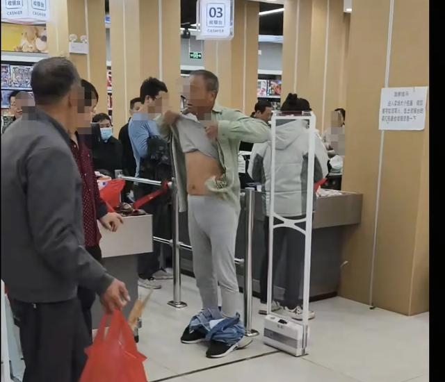 VeronikaMaeco's tweet photo. Justo me topé con mi compaero de universidad en el supermercado! Nos reímos mucho, compartimos un café y recordamos los viejos tiempos https://t.co/43xpxvC9Ve