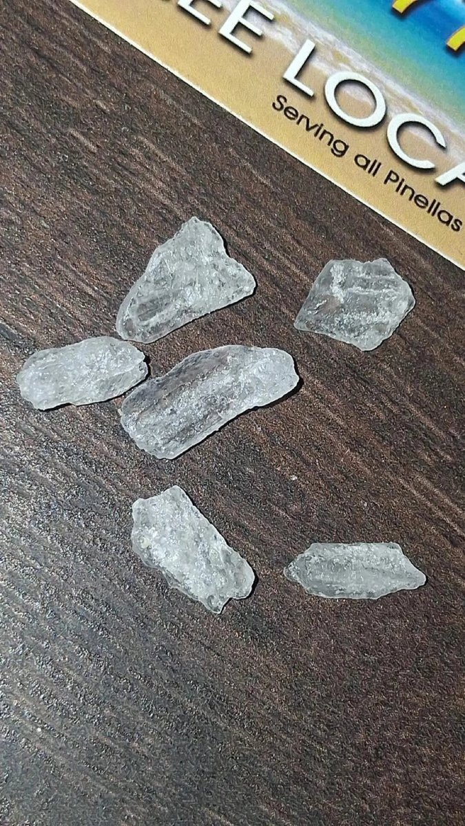 BYANGtoot's tweet photo. Hows it lookin? Clear asff!?
Clean asfff. A few crystals from out the bag. Only got a half g. Gonna make it stretchhhh. Thoughts? https://t.co/LktgQnzBeL
