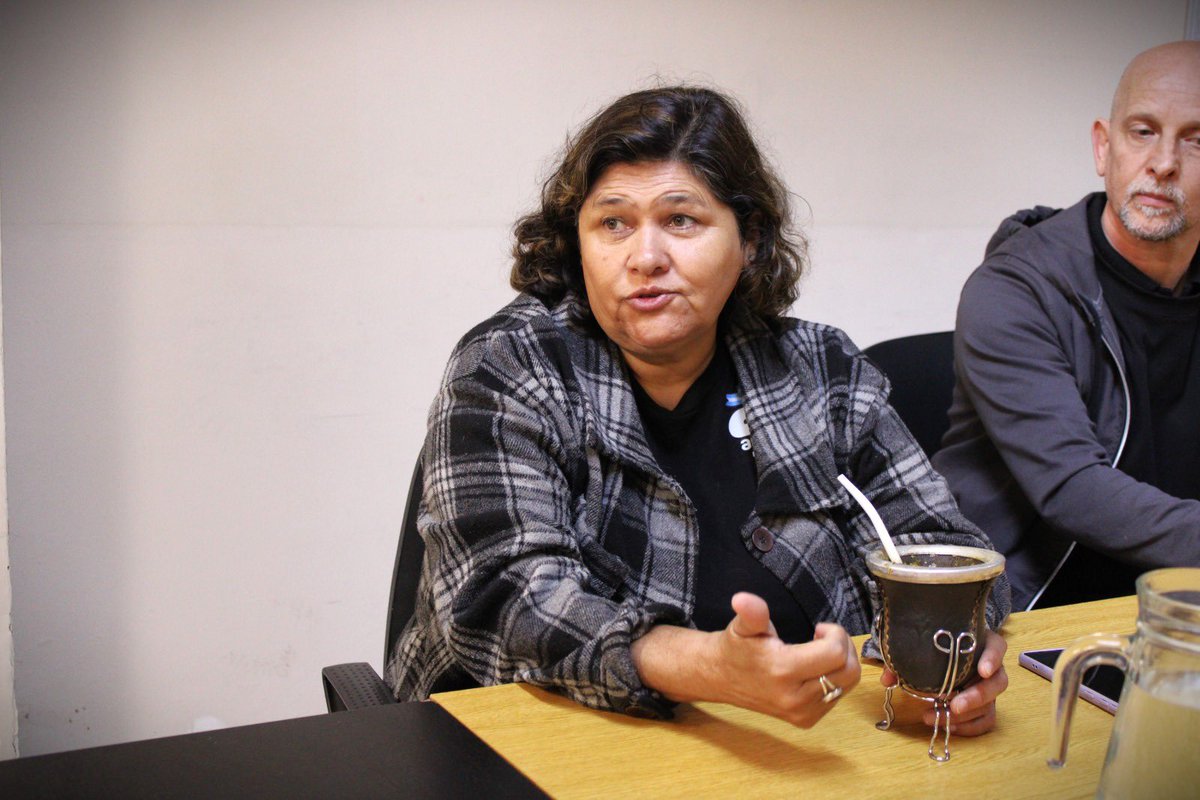 RossiAgustinOk's tweet photo. Disolvieron IOSFA y crearon OSFA con el argumento de “mejorar las prestaciones a los afiliados”.

Sin embargo, en Rosario, los afiliados de OSFA no cuentan actualmente con ningún efector privado de salud que les preste atención.

Junto a Lorena Almirón, de ATE, nos reunimos con trabajadores que denuncian despidos, recortes y una crisis generalizada en OSFA.