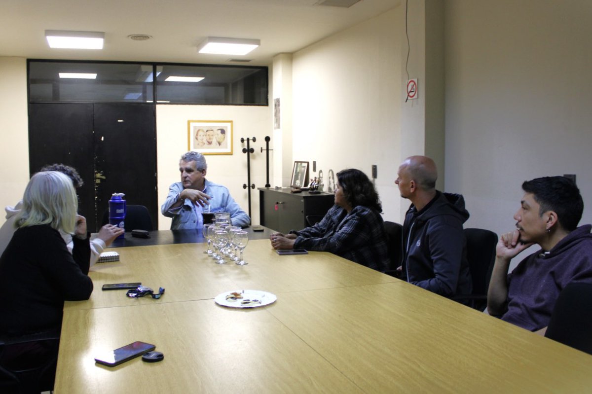RossiAgustinOk's tweet photo. Disolvieron IOSFA y crearon OSFA con el argumento de “mejorar las prestaciones a los afiliados”.

Sin embargo, en Rosario, los afiliados de OSFA no cuentan actualmente con ningún efector privado de salud que les preste atención.

Junto a Lorena Almirón, de ATE, nos reunimos con trabajadores que denuncian despidos, recortes y una crisis generalizada en OSFA.