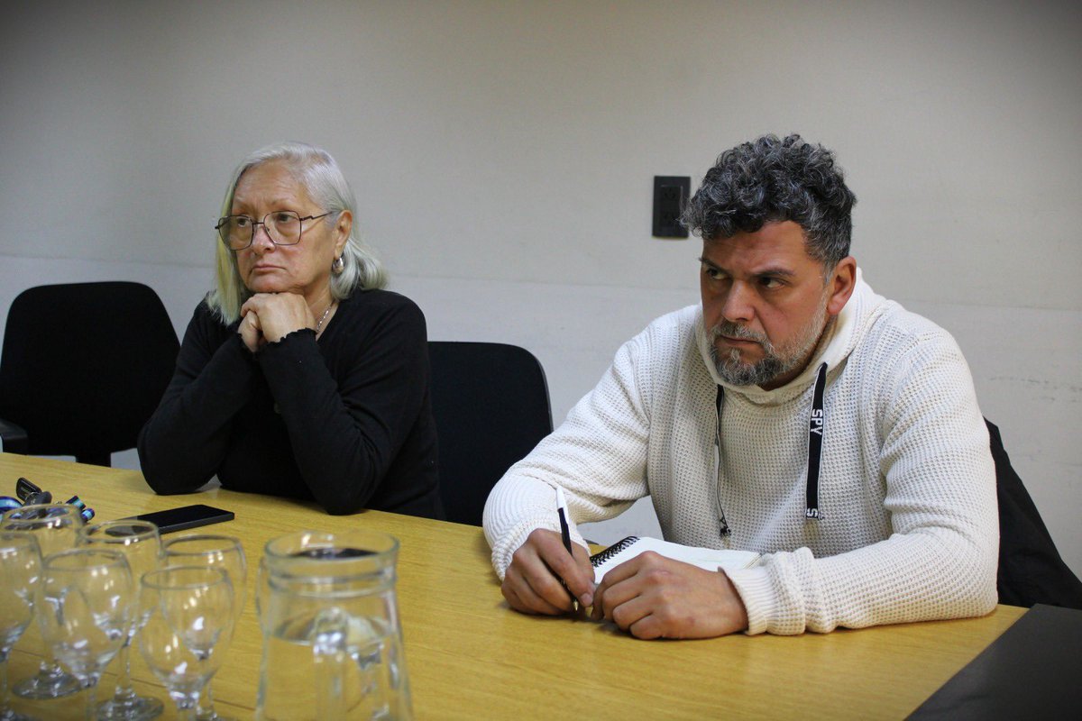 RossiAgustinOk's tweet photo. Disolvieron IOSFA y crearon OSFA con el argumento de “mejorar las prestaciones a los afiliados”.

Sin embargo, en Rosario, los afiliados de OSFA no cuentan actualmente con ningún efector privado de salud que les preste atención.

Junto a Lorena Almirón, de ATE, nos reunimos con trabajadores que denuncian despidos, recortes y una crisis generalizada en OSFA.