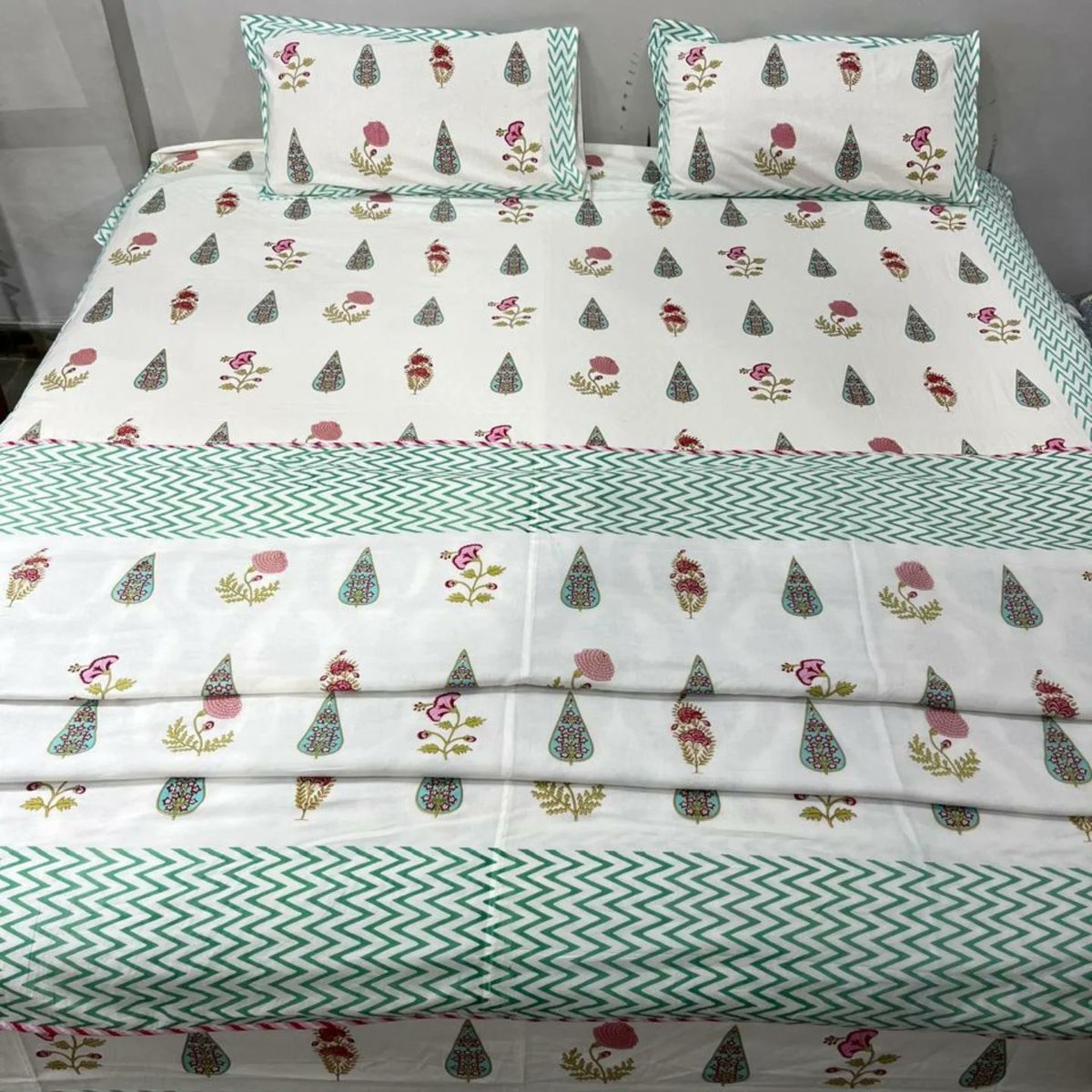 LaurarbdLaura's tweet photo. New bedsheet and dohar combo set

1 king-size bedsheet: 90” x 108”
2 pillow covers: 18” x 27”
1 dohar: 90” x 108”

100% pure cotton fabric
Weight: 2. 7 kg
Price: 2550 + shipping https://t.co/XrQQTGsZNm