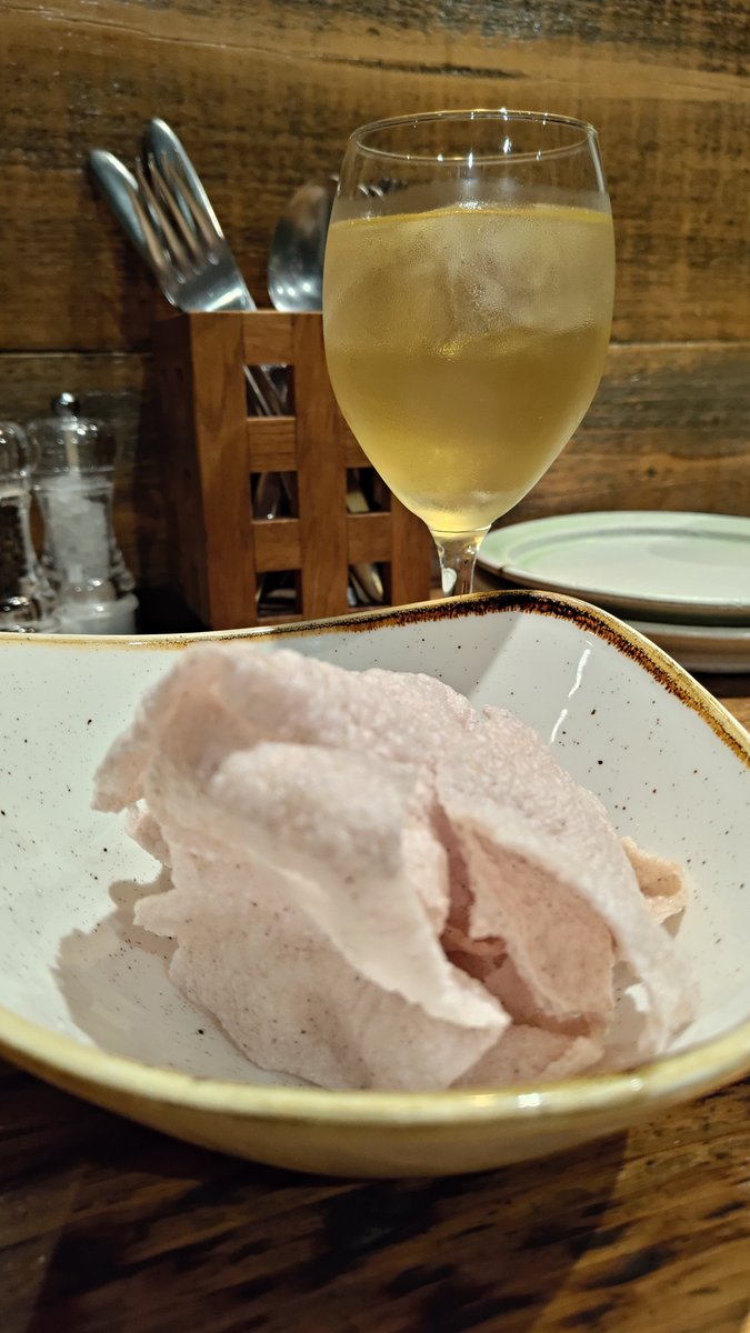 mokimoki530's tweet photo. お通しが米粉のせんべい、お店のオススメがマスカルポーネにゴルゴンゾーラがブレンドされたチーズクリームをレーズンパンに塗って食べるパネパンナでこれがうんまい！！
最後はサービスのほうじ茶とクッキーが出てきてやっぱりホスピタリティ満点😋✨ https://t.co/LNMYGm7j4E