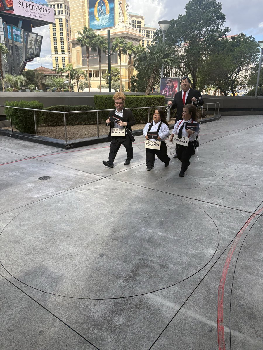 DustinGouker's tweet photo. Seen on the Vegas Strip https://t.co/edcNsJ1fXS
