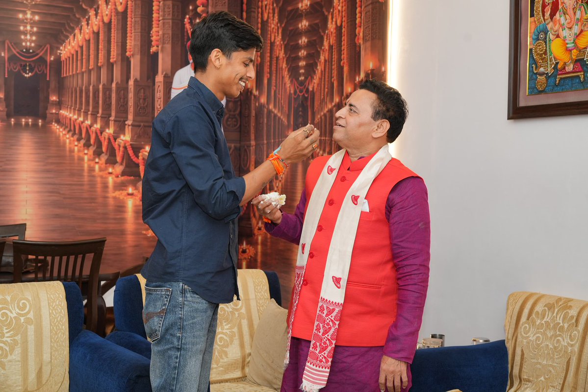 SonuJoshi7253's tweet photo. राष्ट्रसेवा के लिए समर्पित, समाज को जोड़ने वाले और युवाओं के लिए प्रेरणास्रोत
आदरणीय श्री सुनील देवधर जी को जन्मदिन की हार्दिक शुभकामनाएँ। 🎂🙏

#YuvaMitraSunil https://t.co/Z79C2fkSuO