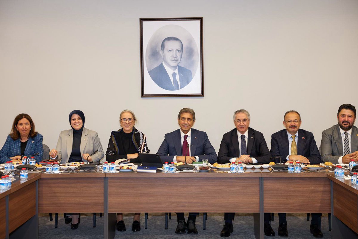 mustafademir's tweet photo. 📍 Ankara

Büyükşehir, İl Belediye Başkanlarımız ve Yerel Yönetimler Başkan Yardımcılarımızla bir araya gelerek, şehirlerimizin önceliklerini ve gelecek hedeflerimizi istişare ettik.

Önceki dönem Enerji ve Tabii Kaynaklar Bakanımız, Ordu Büyükşehir Belediye Başkanımız Sayın @mhilmiguler , yeşil alandan sosyal projelere, alt yapıdan sosyal donatılara kadar Milletle Bütünleşen Belediyecilik vizyonu doğrultusunda Ordumuza kazandırdığı eser ve hizmetleri paylaştı.

Bizim medeniyetimizde şehir inşa etmek, aslında insanı ve istikbali imar etmektir. Cumhurbaşkanımız Sayın @RTErdogan ’ın liderliğinde; Türkiye Yüzyılı’nın şehirlerini imar ederken, eser ve hizmet odaklı anlayışımızla milletimiz için canla başla çalışmaya devam edeceğiz.