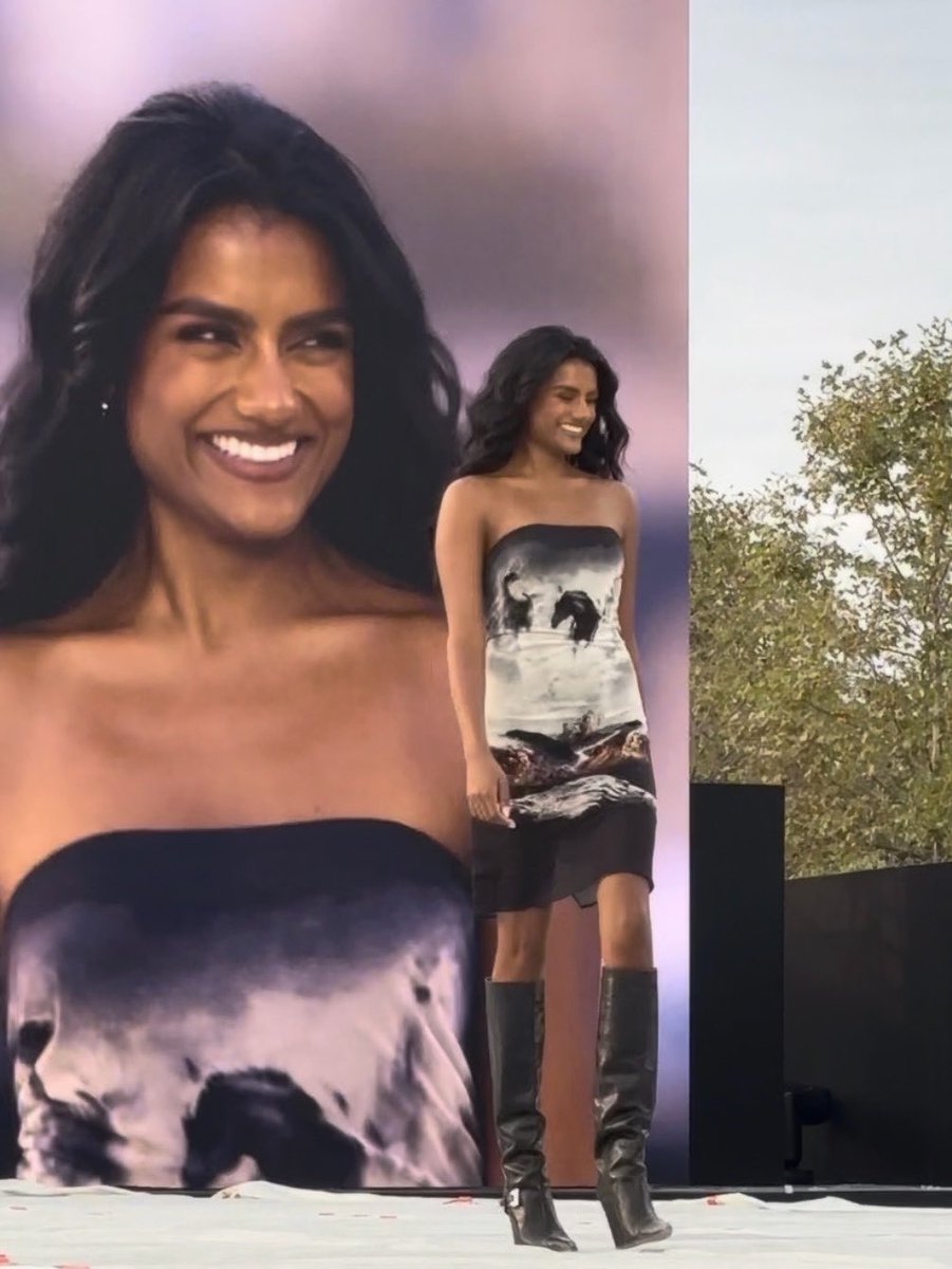 ourlovebelt's tweet photo. simone ashley backstage ⭑.ᐟ look at her smile https://t.co/yPRNP7lFYW