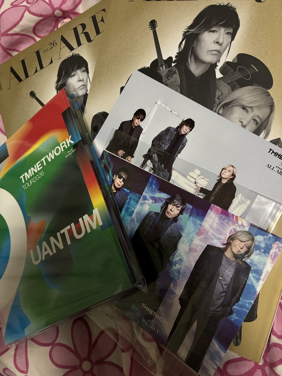 chinappar's tweet photo. 雑誌が二冊届いたし
QUANTAMのBlu-ray届いたので
WOWOWの録画したQUANTAM観てる
(は?)
Blu-rayのQUANTAM
WOWOWのQUANTAM
果たしてちなに
違いが分かるのだろうか🫨
雑誌の一冊目と二冊目の違いは
特典ポストカードです😚
#TMNETWORK
#QUANTAM https://t.co/Qqgbaw9WgA