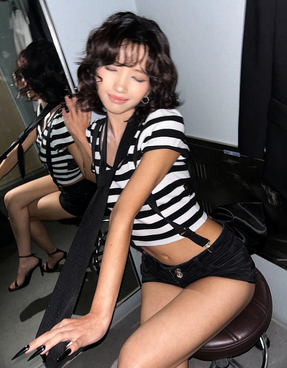 chartsidle's tweet photo. SOYEON is now the first female soloist in history to reach #1 on the major charts of both Korea and China simultaneously. https://t.co/AkE9iT1WU8